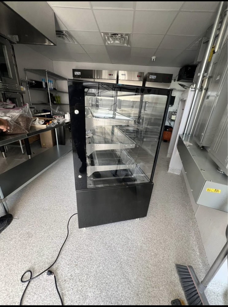 Avantco Dry Display Case