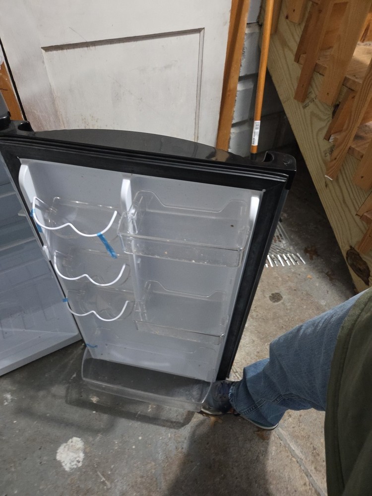 Magic Chef MCUF3S2 85L Upright Freezer Refrigerator