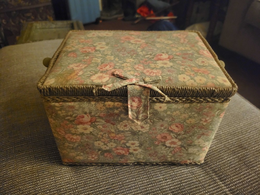 Vintage Quilt Pattern Sewing Box Hinged w/ Removable Tray