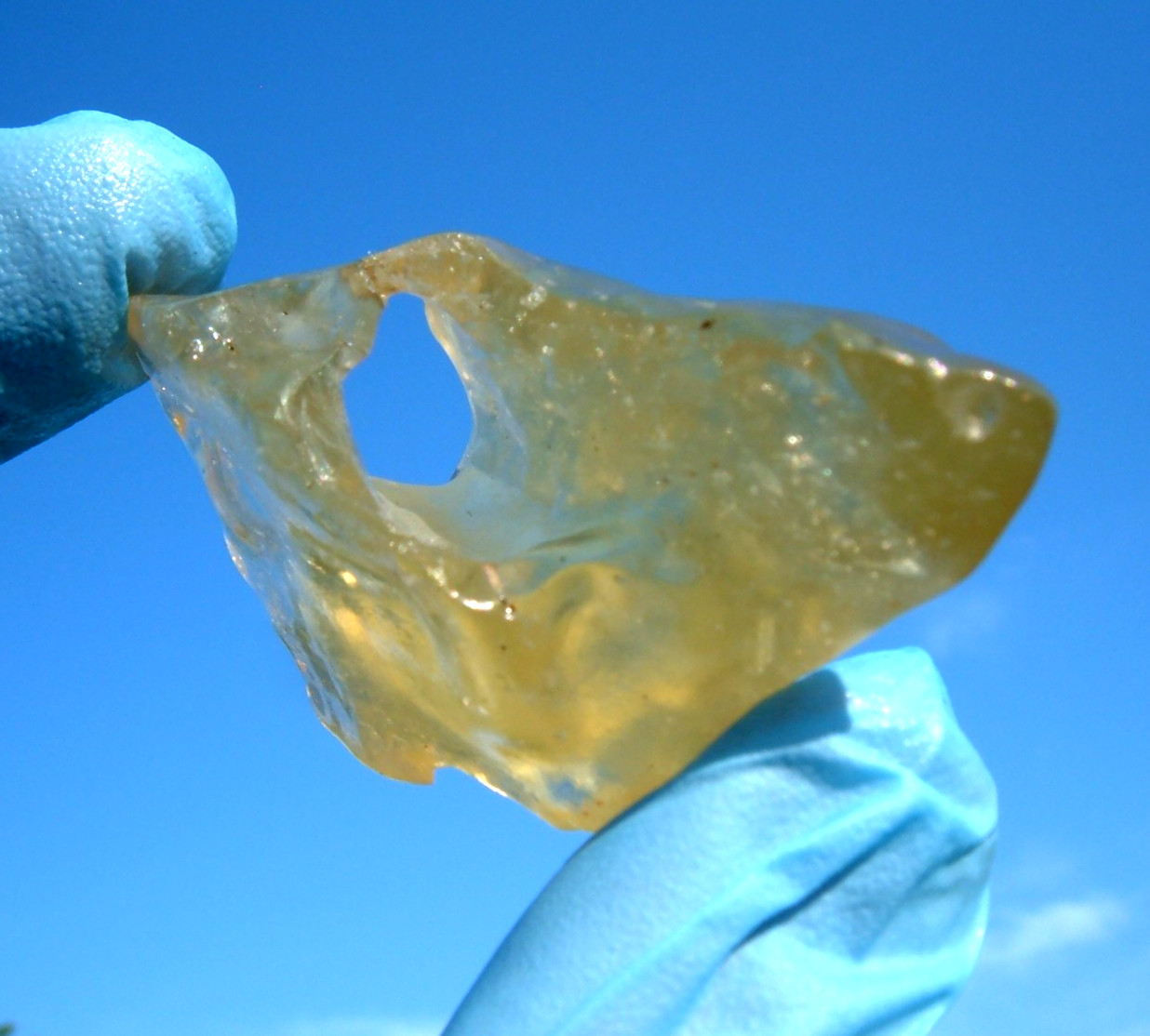 Libyan Desert Glass Meteorite Tektite impact specimen( 155 crt)Natural Hole Gem