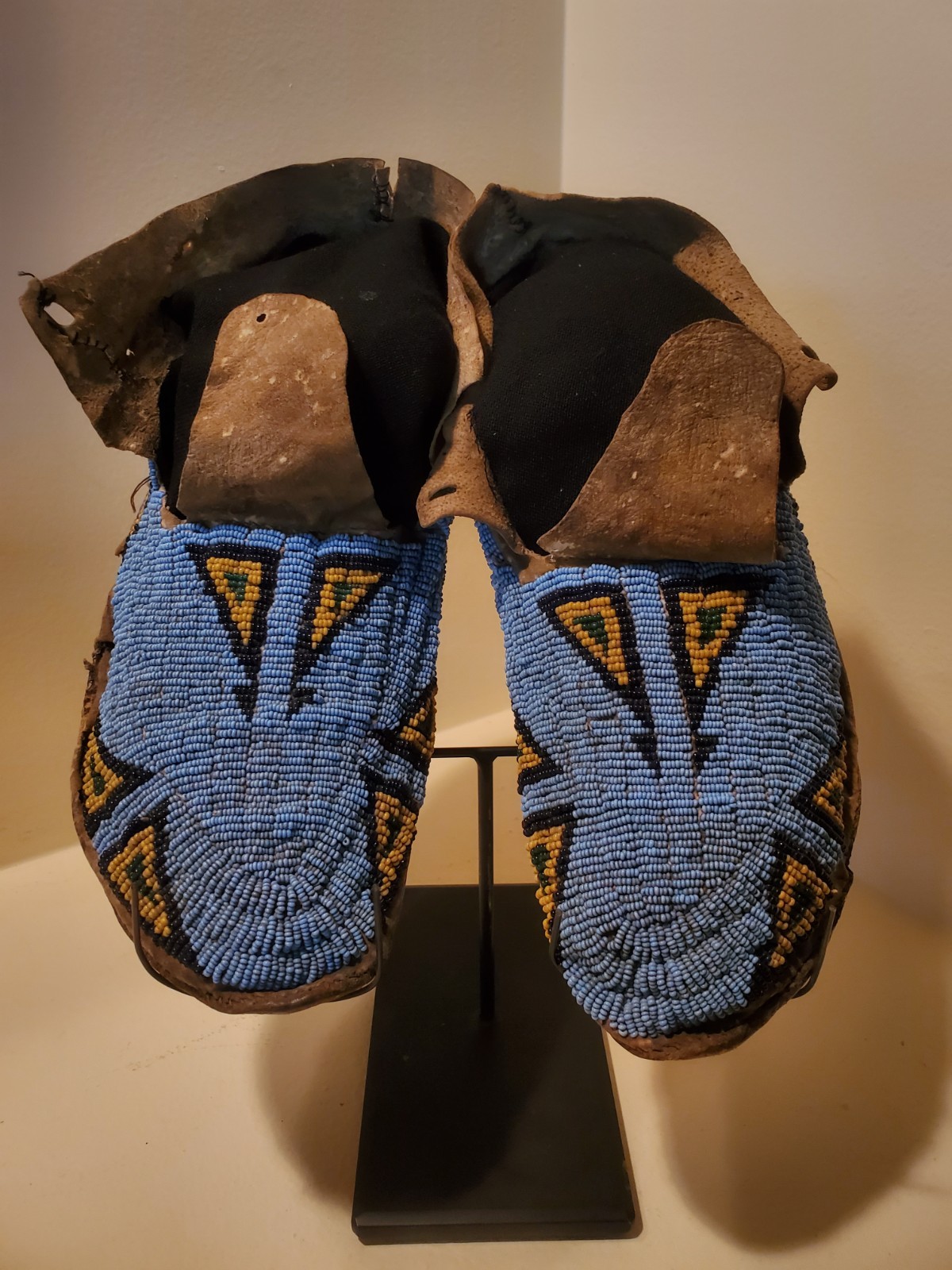 Antique OLD Native American Indian plains beaded early 1860s moccasins 19th c.