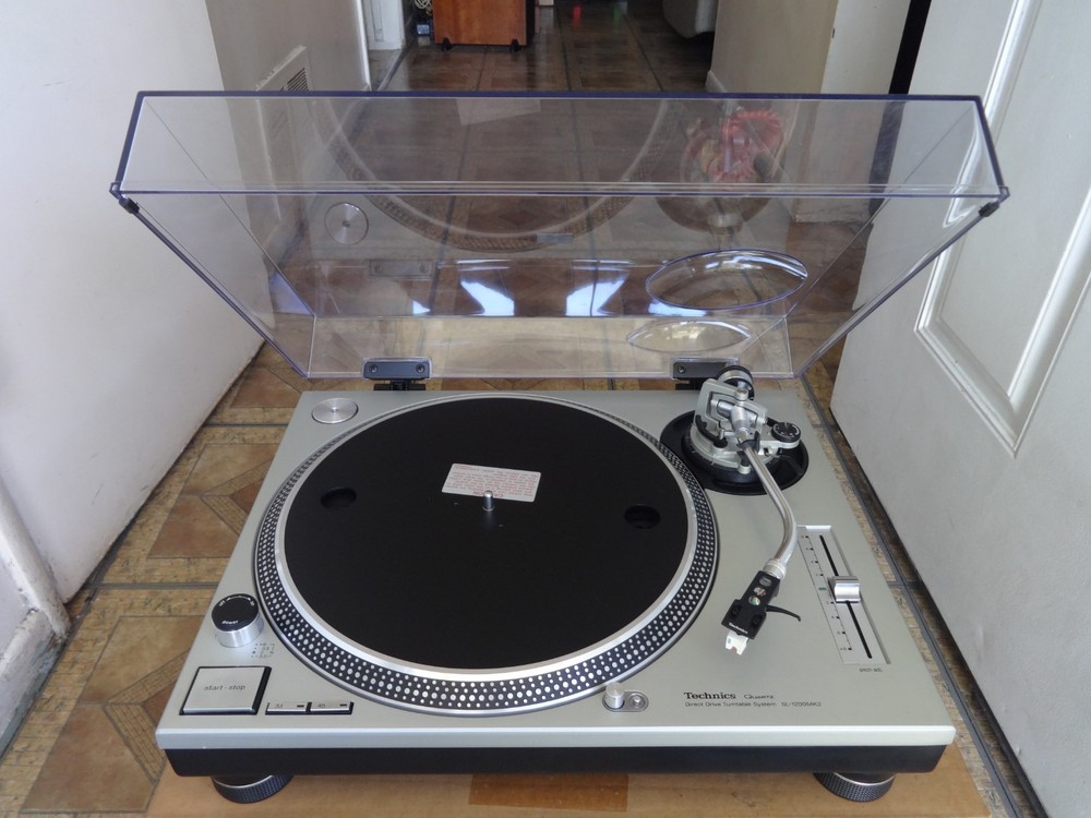 TECHNICS SL-1200MK2 PROFESSIONAL DIRECT DRIVE TURNTABLE