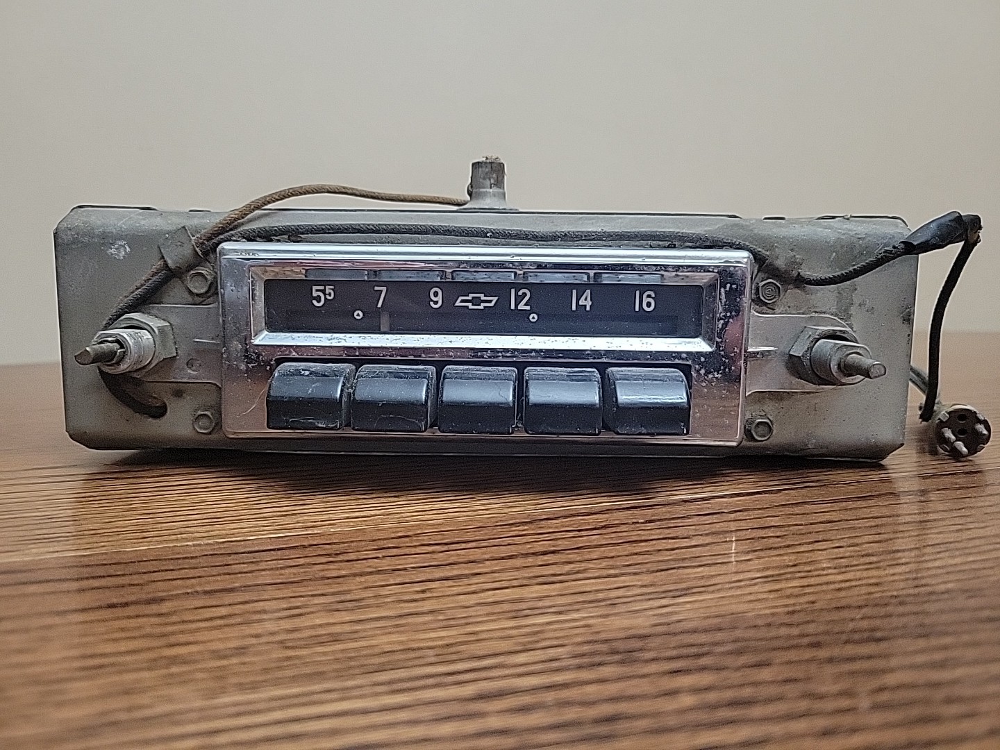 VINTAGE ANTIQUE 1955-1956 CHEVY 12 VOLT BLACK PUSH BUTTON AM RADIO (UNTESTED)