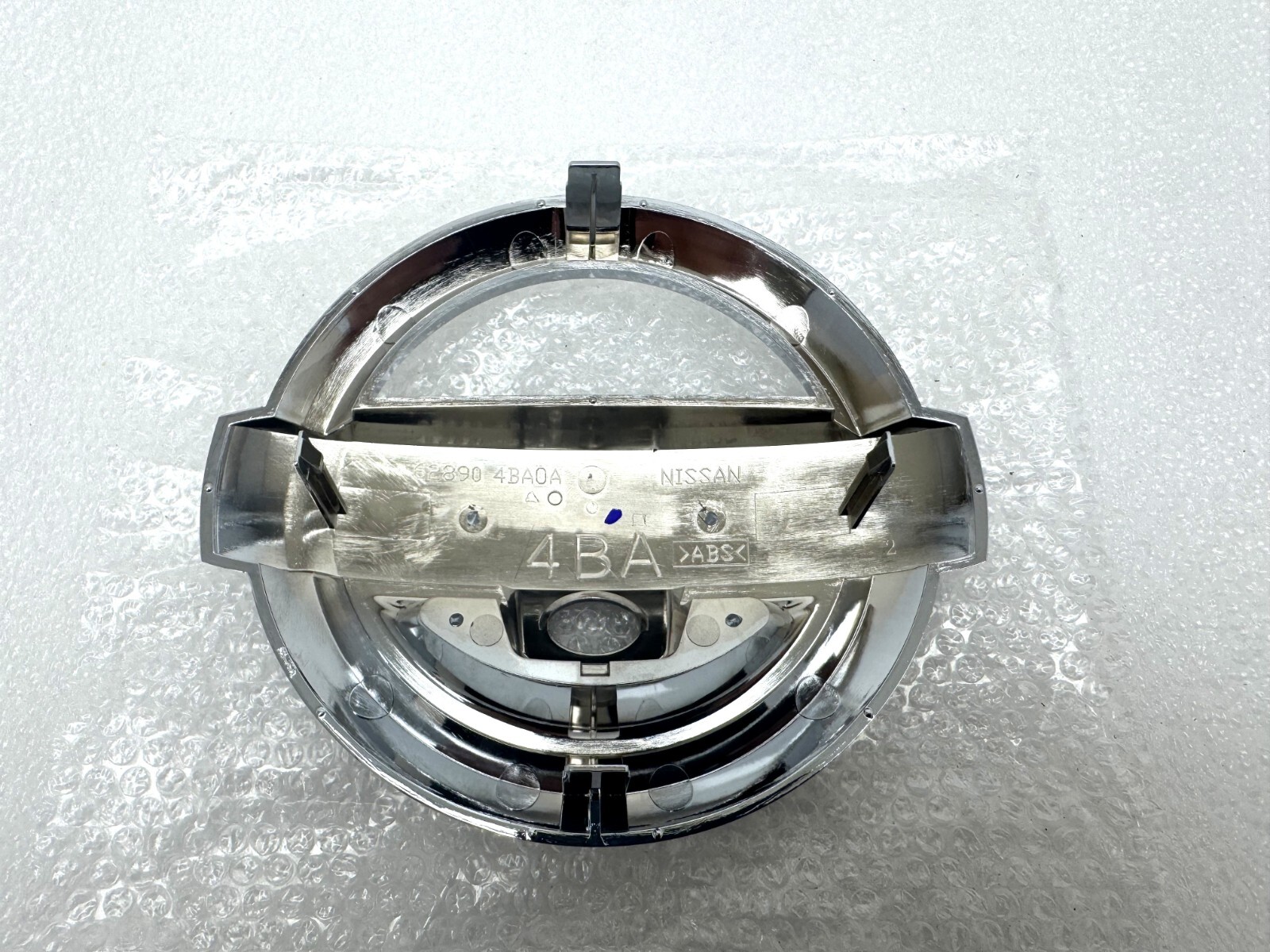 2015 16 17 18 19 20-2023 Nissan Murano front emblem w/camera spot 62890-4ba0a