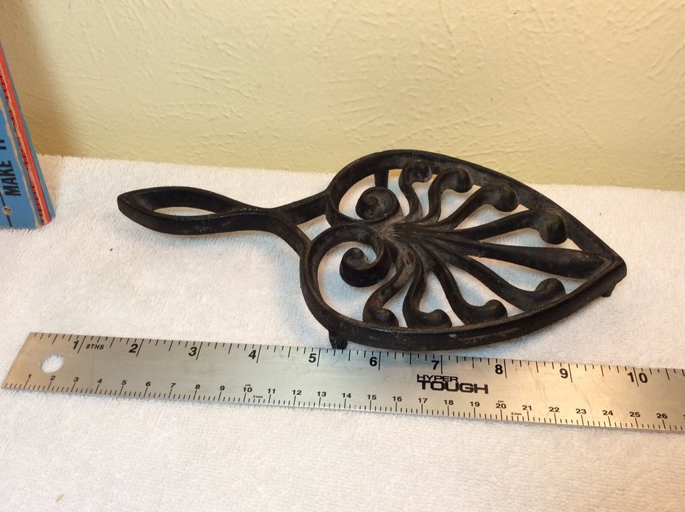 Iron trivet fancy design