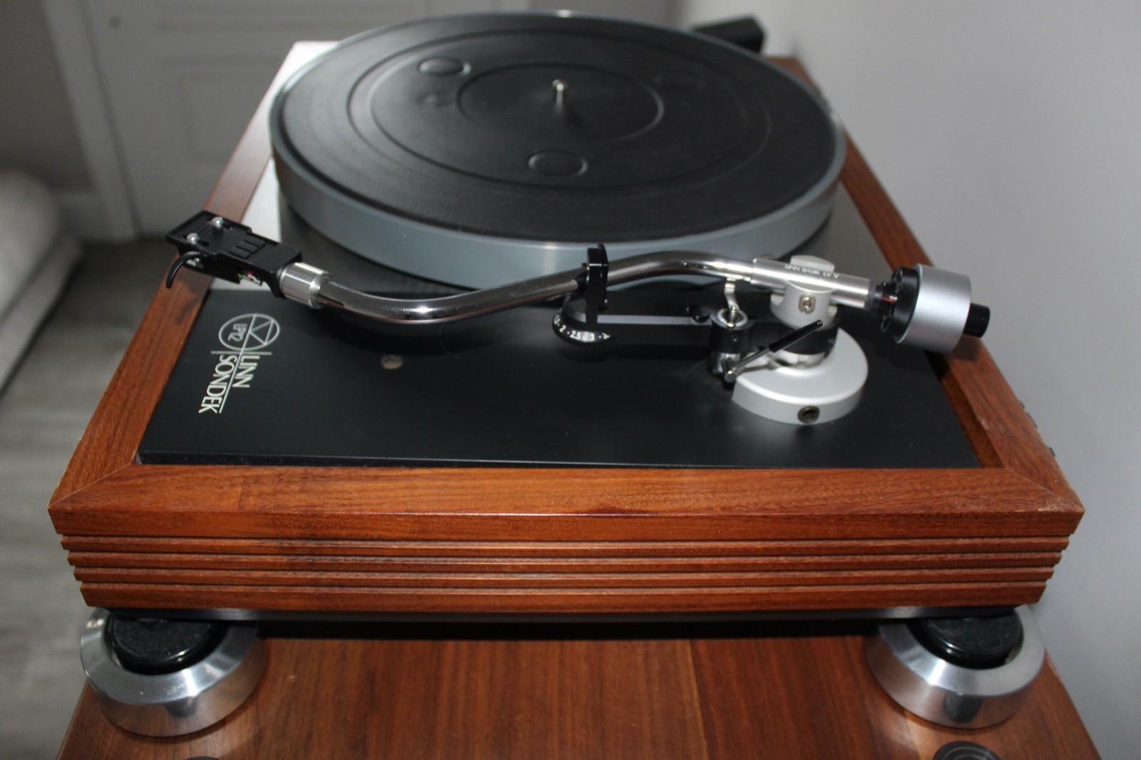 LINN SONDECK LP12 TURNTABLE w/ New Dust Cover