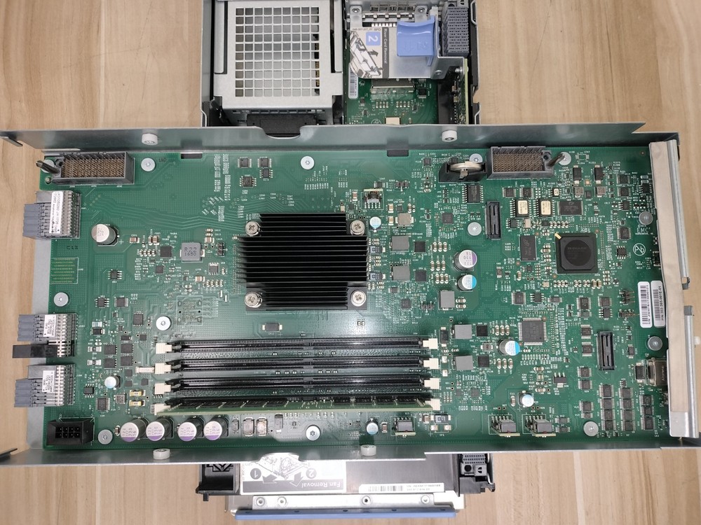 EMC Isilon 110-365-300E-01 Infinity Low Compute Node w/16GB RAM