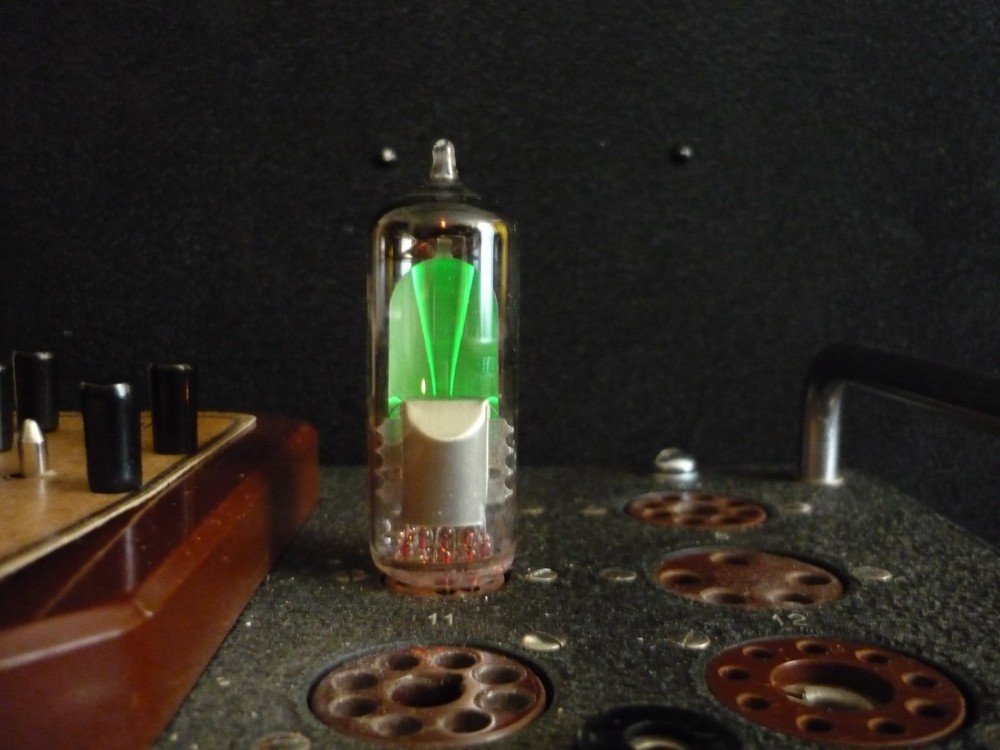 1pc. 6E1P / 6Е1П ~ EM80, 6BR5 Magic Eye Indicator EXTRA SHARP. with SOCKET