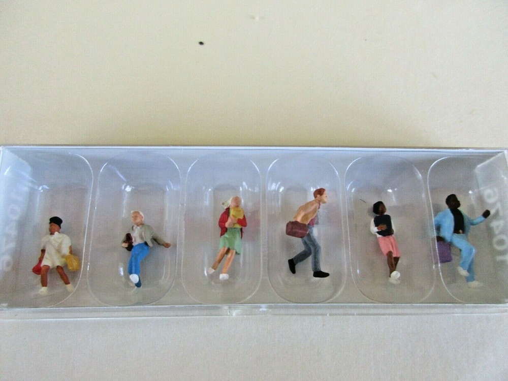 PREISER HO - Students Leaving #10476 (NIB)