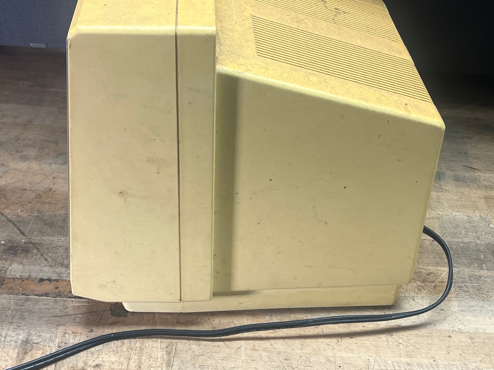 Goldstar MBM-2233 Vintage Monitor for Apple II Atari C64 1984 - 12" screen