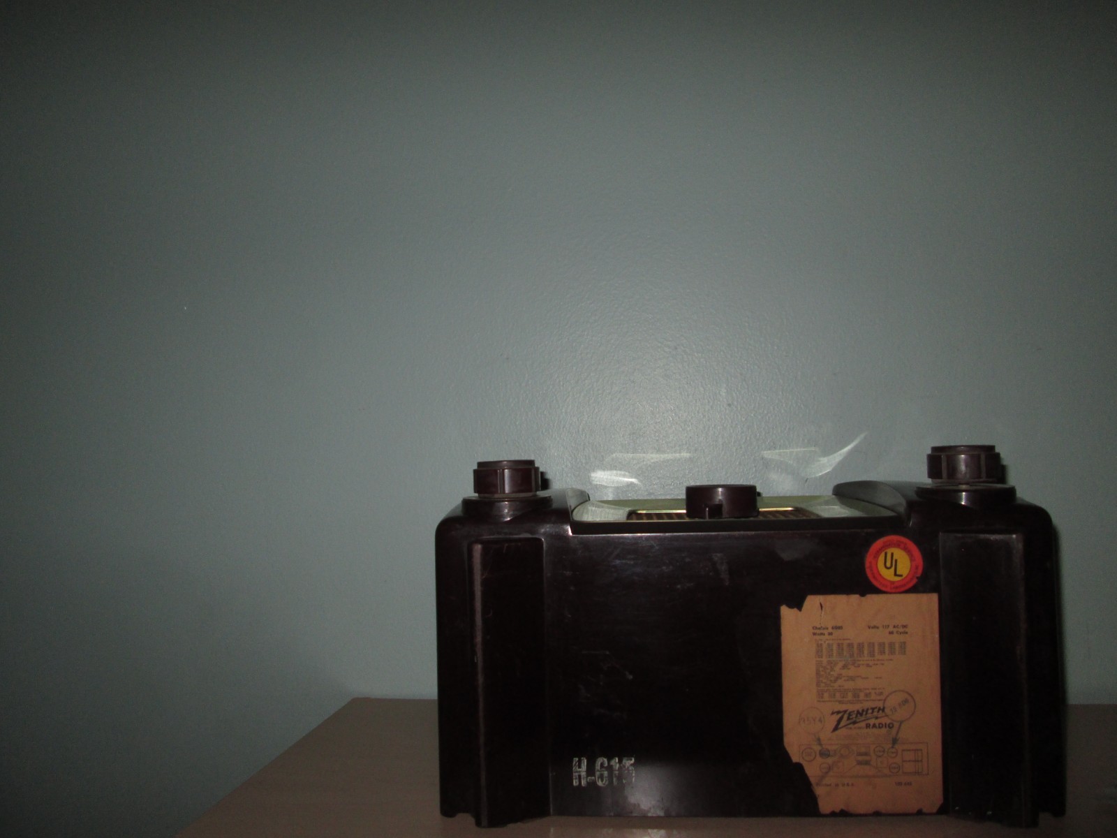 Zenith H-615 AM 6 Tube Bakelite Gold Trim Radio 1951 Vintage