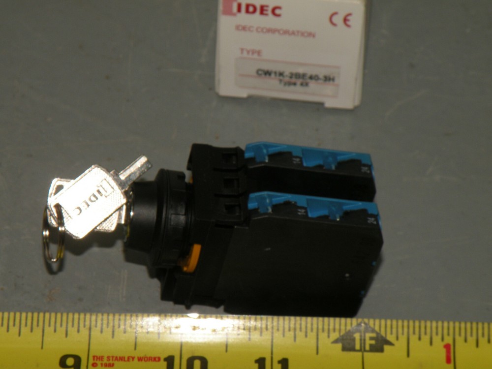IDEC CW1K-2BE40-3H Key Selector Switch 22mm 2 Position
