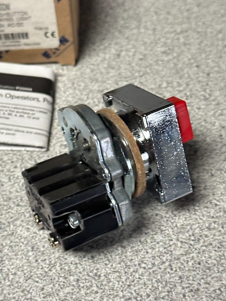 NEW EATON Cutler Hammer E30DM Compact Pushbutton Operator with Light 120V AC/DC