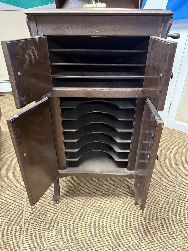 Victorla Phonograph VV-90