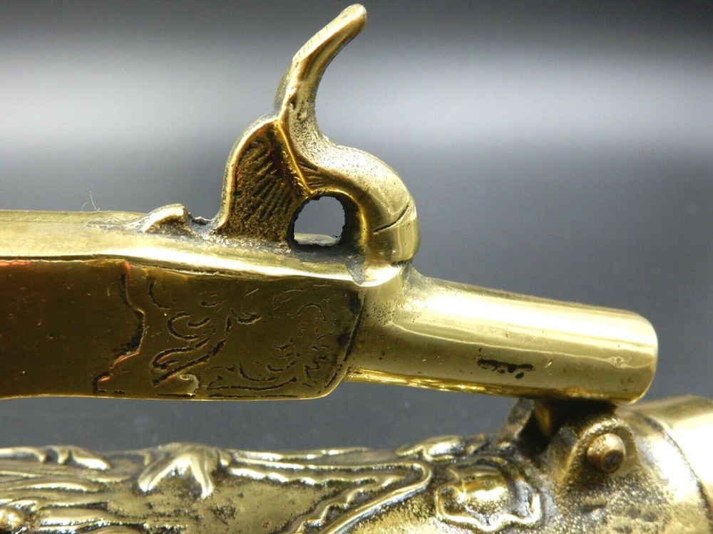 VINTAGE PISTOL & POWDER FLASK SOLID BRASS DOOR KNOCKER