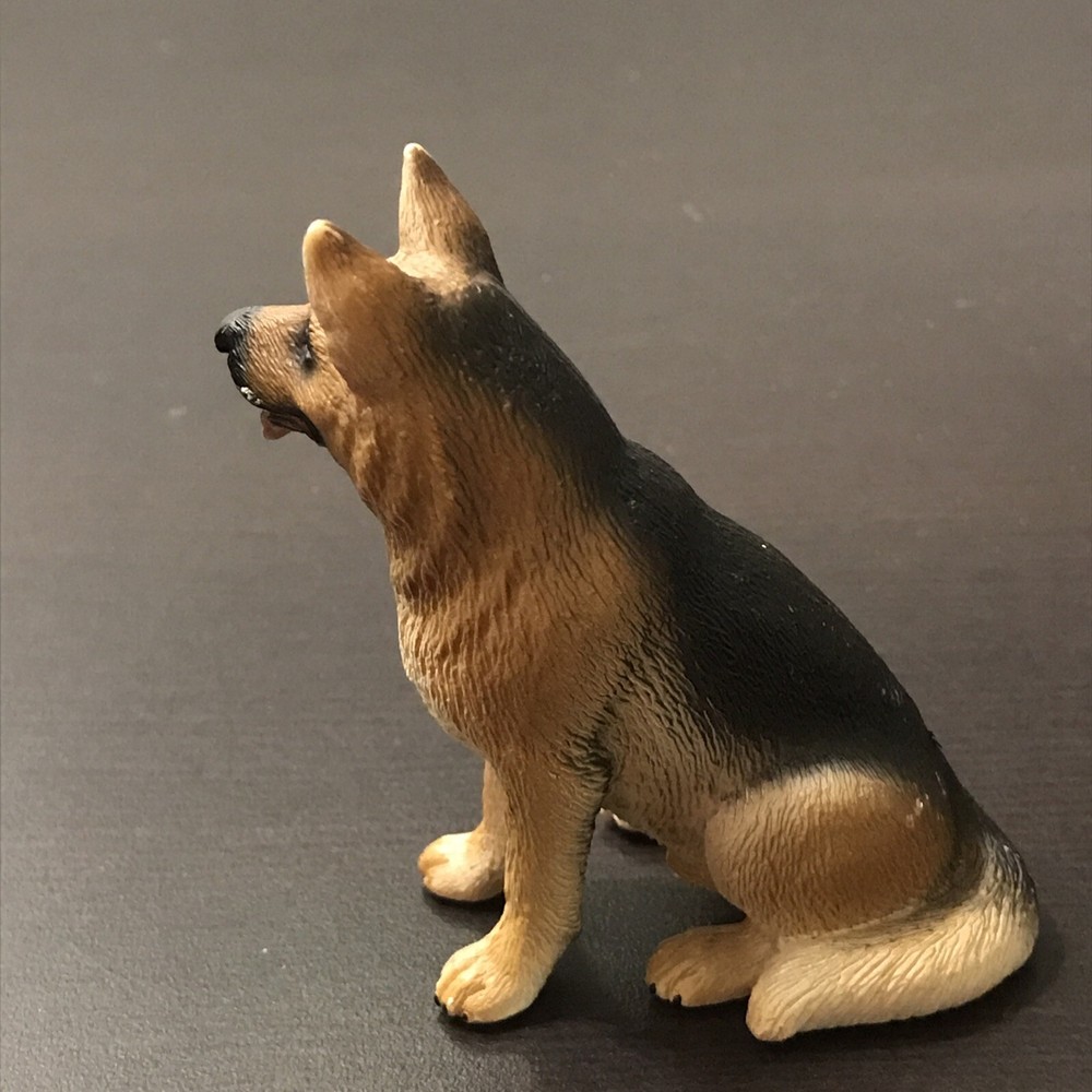 Schleich Male Sitting German Shepherd