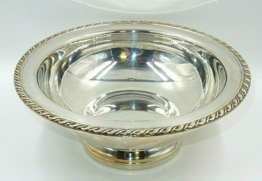 VINTAGE WM ROGERS SILVERPLATE FOOTED COVERED CASSEROLE DISH W/ PYREX INSERT