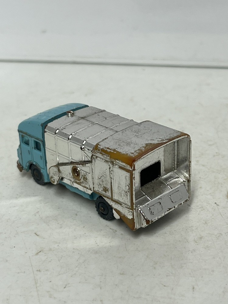 Husky S&D Refuse Van Blue & Chrome Unboxed
