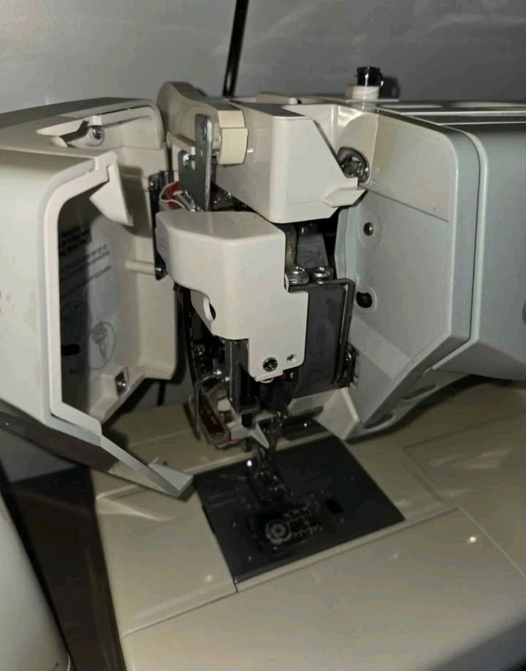 Janome Memory Craft MC 11000 Computerized Sewing Embroidery Machine & EXTRAS!