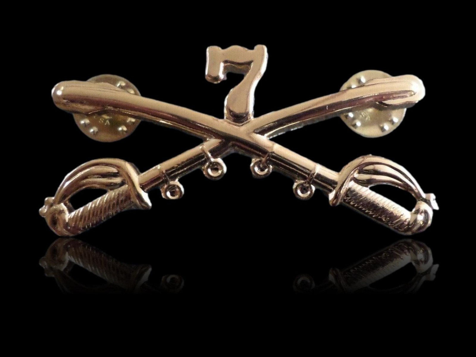 U.S MILITARY 7th CAVALRY PIN METAL HAT BADGE CROSSED SABERS SWORDS GEORGE CUSTER