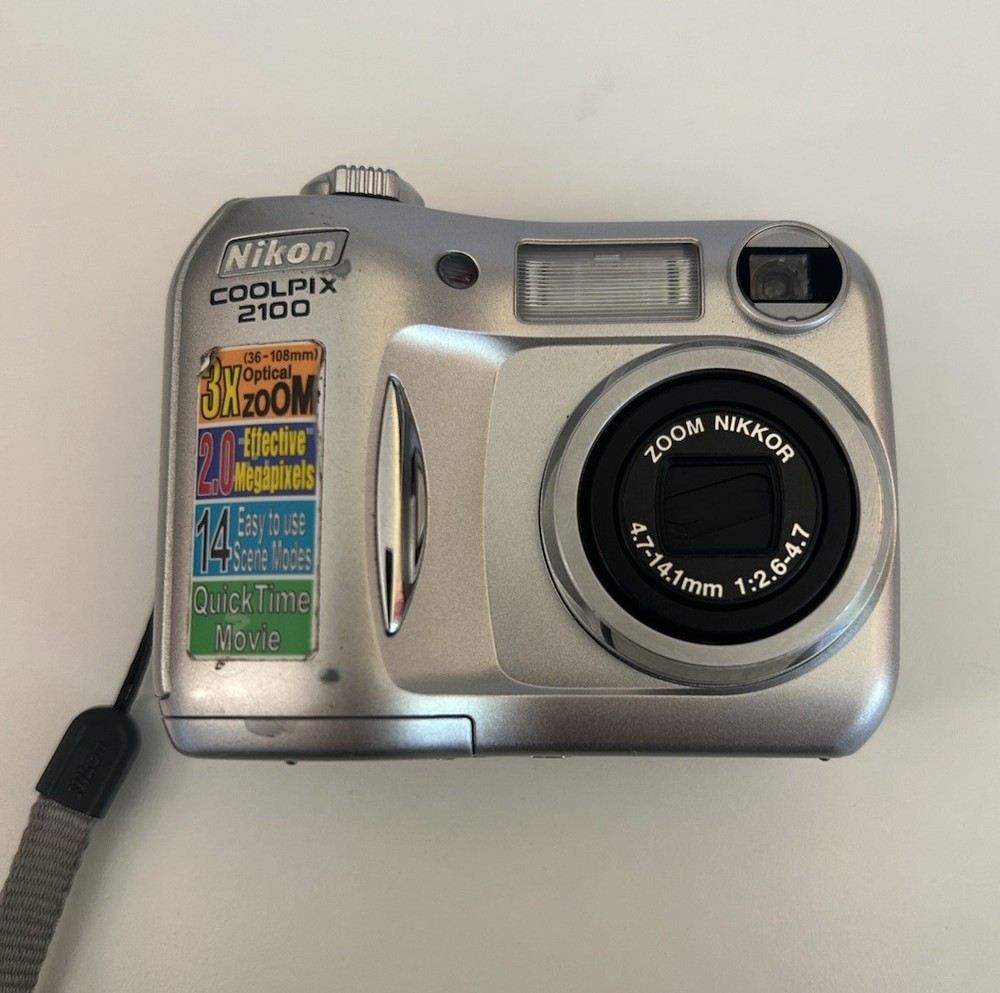 Nikon Coolpix 2100  Digital Camera Silver Tested Working