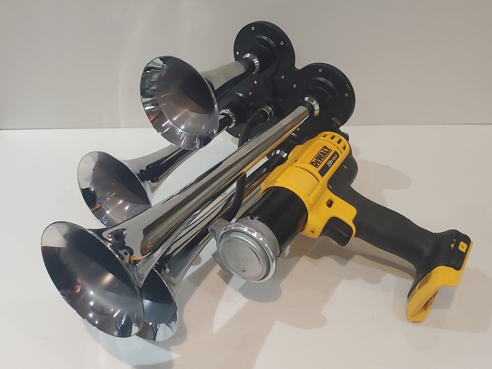 DeWALT 20V MAX  Impact QUAD Air Horn Train Horn Compressor ,Chrome Trumpets  14"