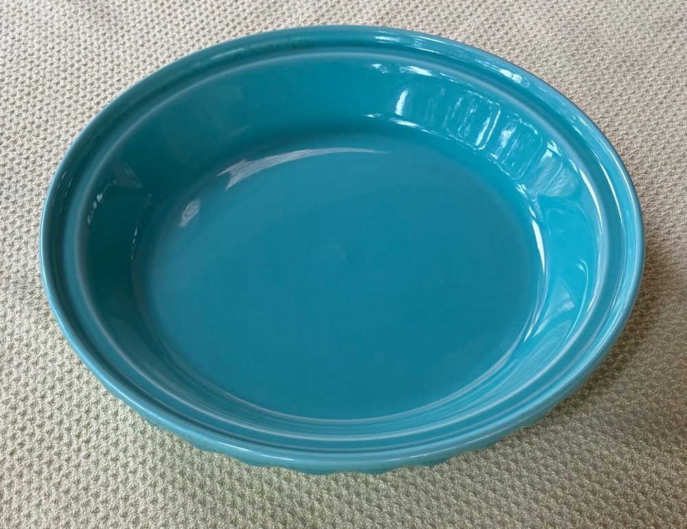 Fiesta Turquoise Deep Dish Pie Baker • Homer Laughlin • 10 ⅜ " • 31 oz.