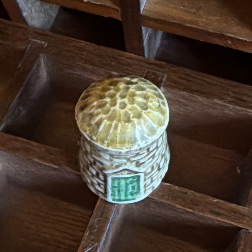 SYLVAC “ANNE HATHAWAY’S COTTAGE” THIMBLE.