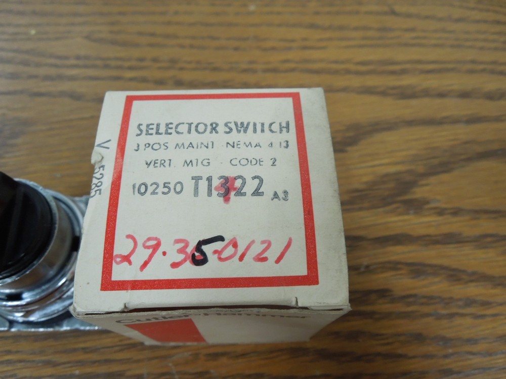 Cutler-Hammer 10250T1422 3 Position Selector Switch Maintained Surplus