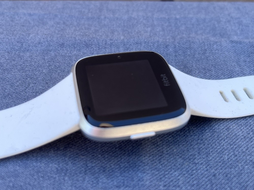 Fitbit Versa Lite FB415 SD Fitness Smartwatch Activity Tracker Silver UNTESTED