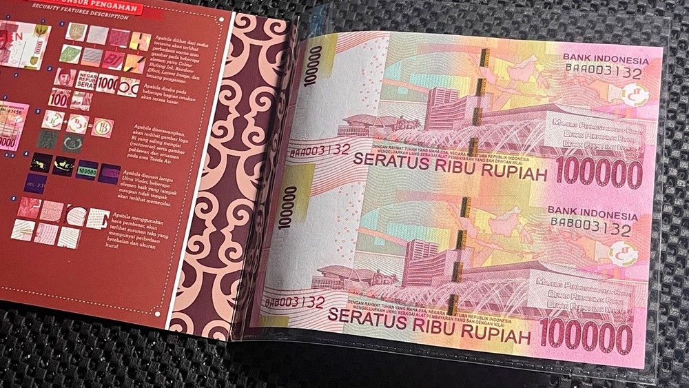 INDONESIA 2014 100000 RUPIAH #02 uncut notes with folder