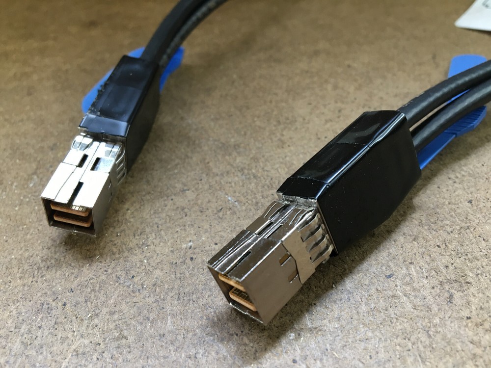 IBM 00AR272 - 0.6m 12Gbps miniSASHD-mini SAS HD