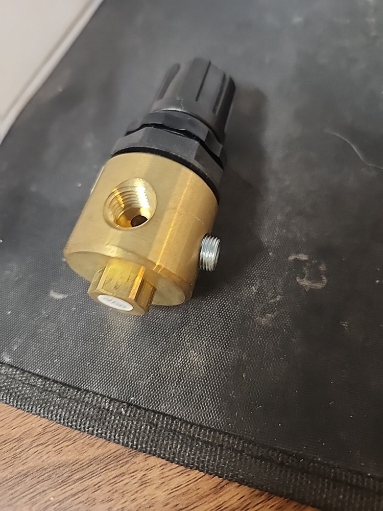 WILKERSON REGULATOR R04-02-000. Brass NOS