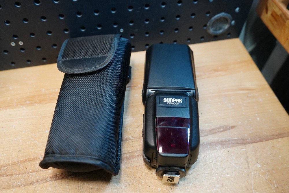 (S) Sunpak DF4000U Black External Flash Unit Designed For DSLR Cameras With Case