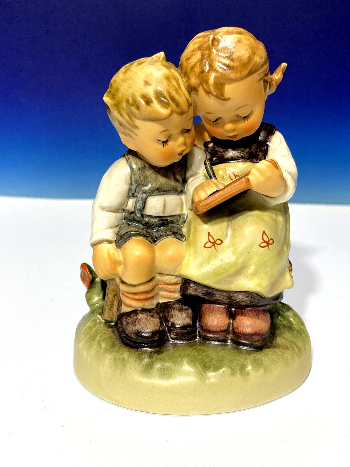 Hummel Goebel Figurines SMART LITTLE SISTER #346/6