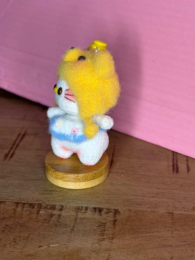 Crochet Hello Kitty in Pooh Hat