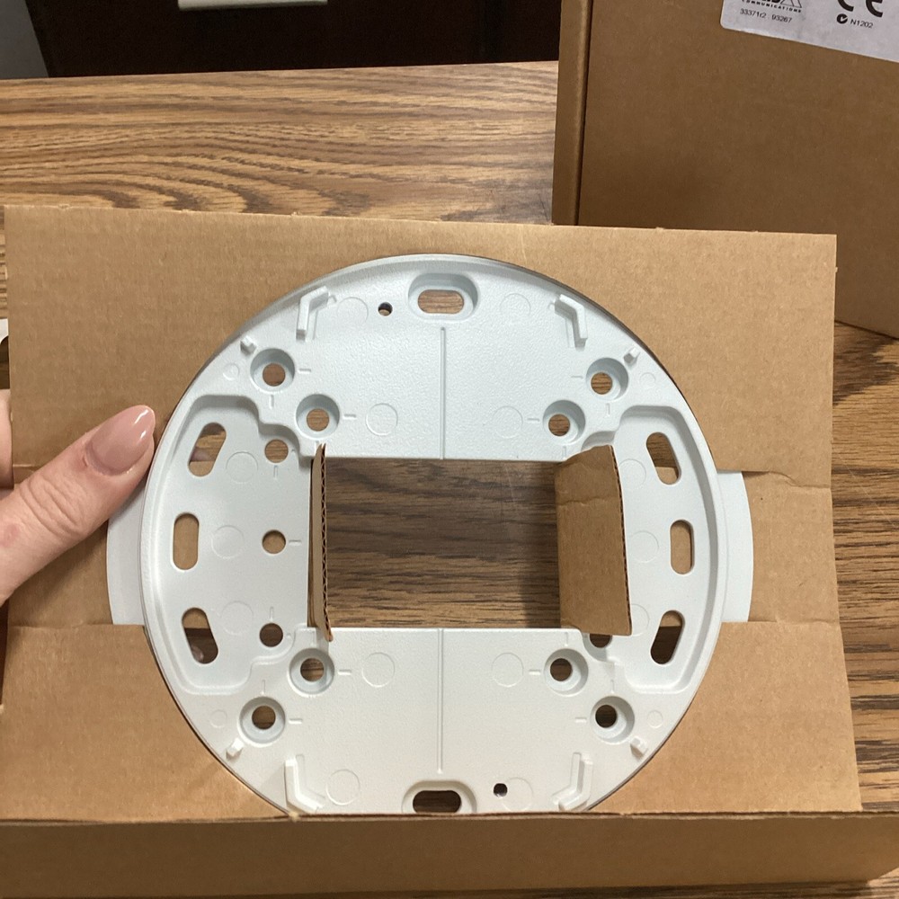 AXIS P3343 ACC Mounting Bracket P/N: 5502-401 (MISSING INSTRUCTIONS) 🟠
