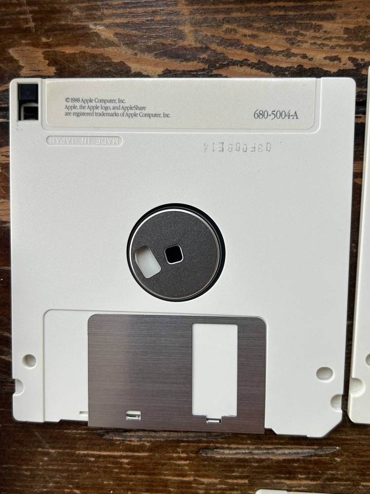 Macintosh AppleShare M0548/B Version 2.01. Vintage Apple software