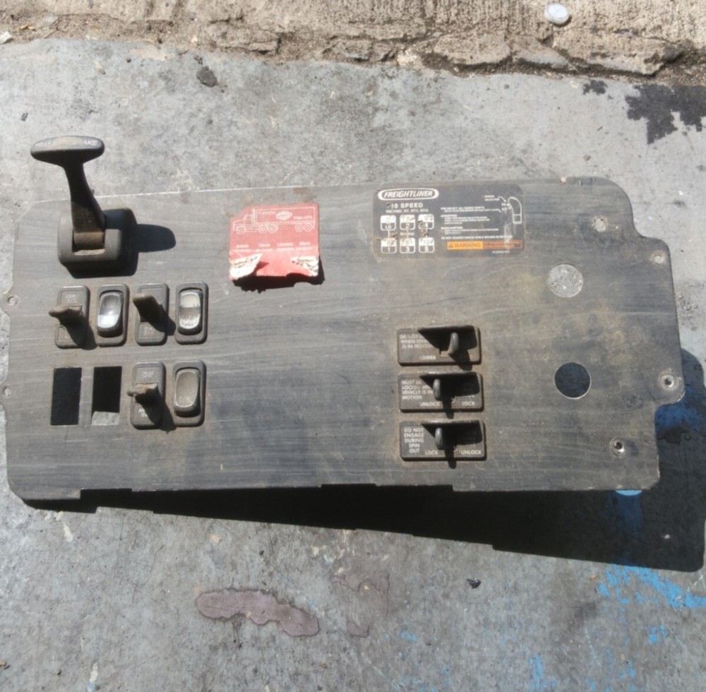 FREIGHTLINER DASHBOARD PANEL CLUSTER A06-40924-000 / U82152