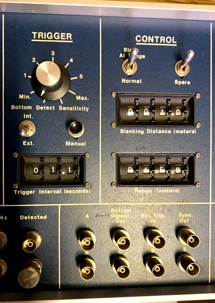 Biosonics model 101 sonar DEEP WATER echo sounder receiver, locking hard case
