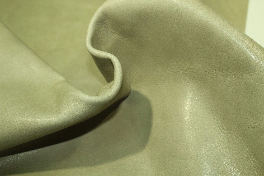 "Smooth Celery Ice" with natural markings and high-low effects ZE29