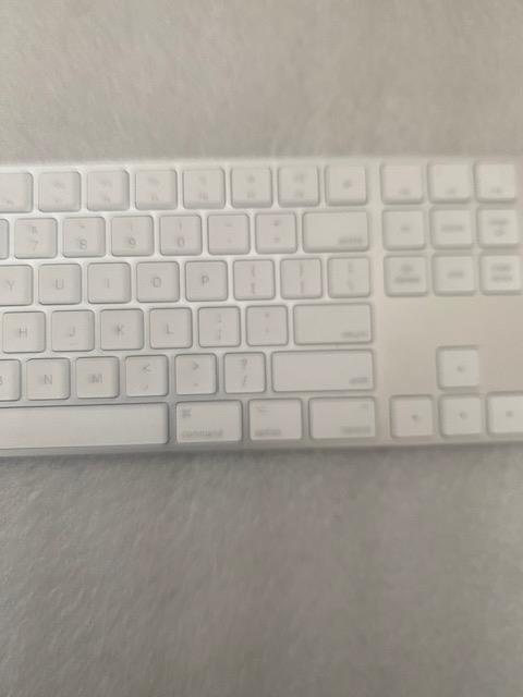 Apple A1843 Wireless Keyboard w/ Numeric Keypad MQ052LL/A Bluetooth Grade B