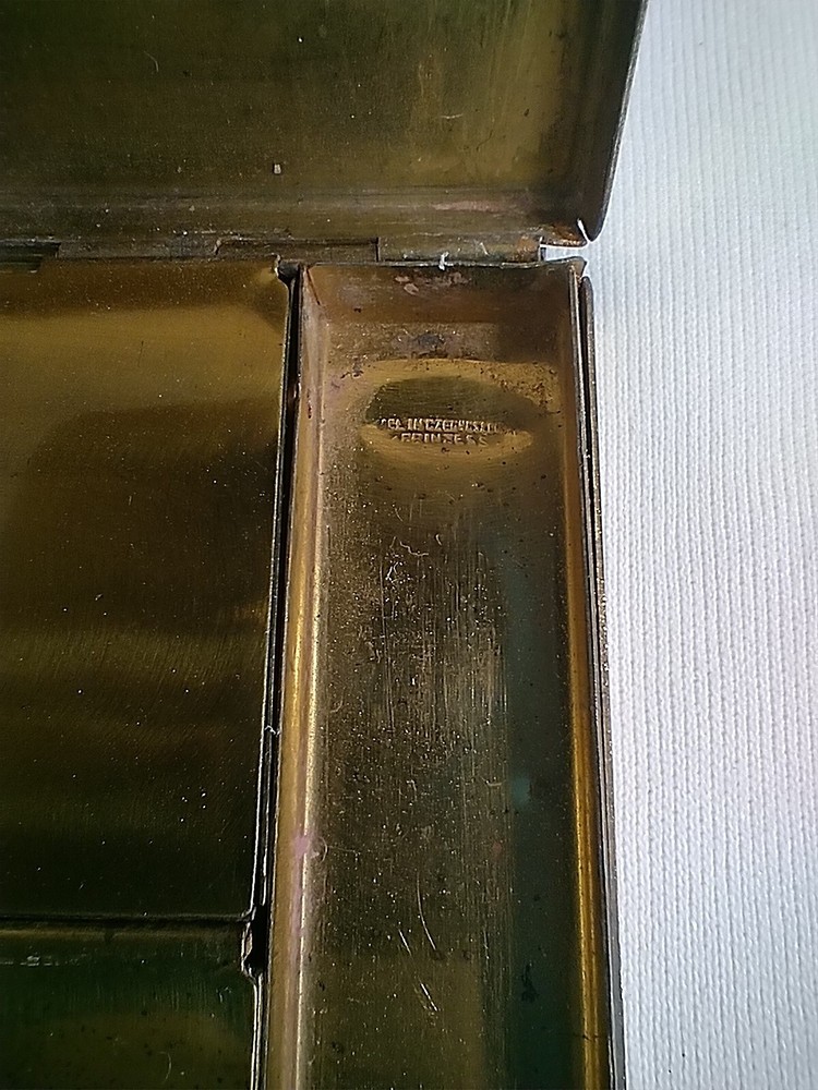 Powder puff Vintage container Flip - Top Compact