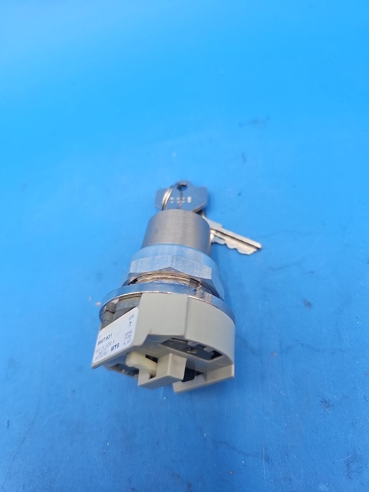 Allen Bradley 800T-H31 Keyed Selector Switch