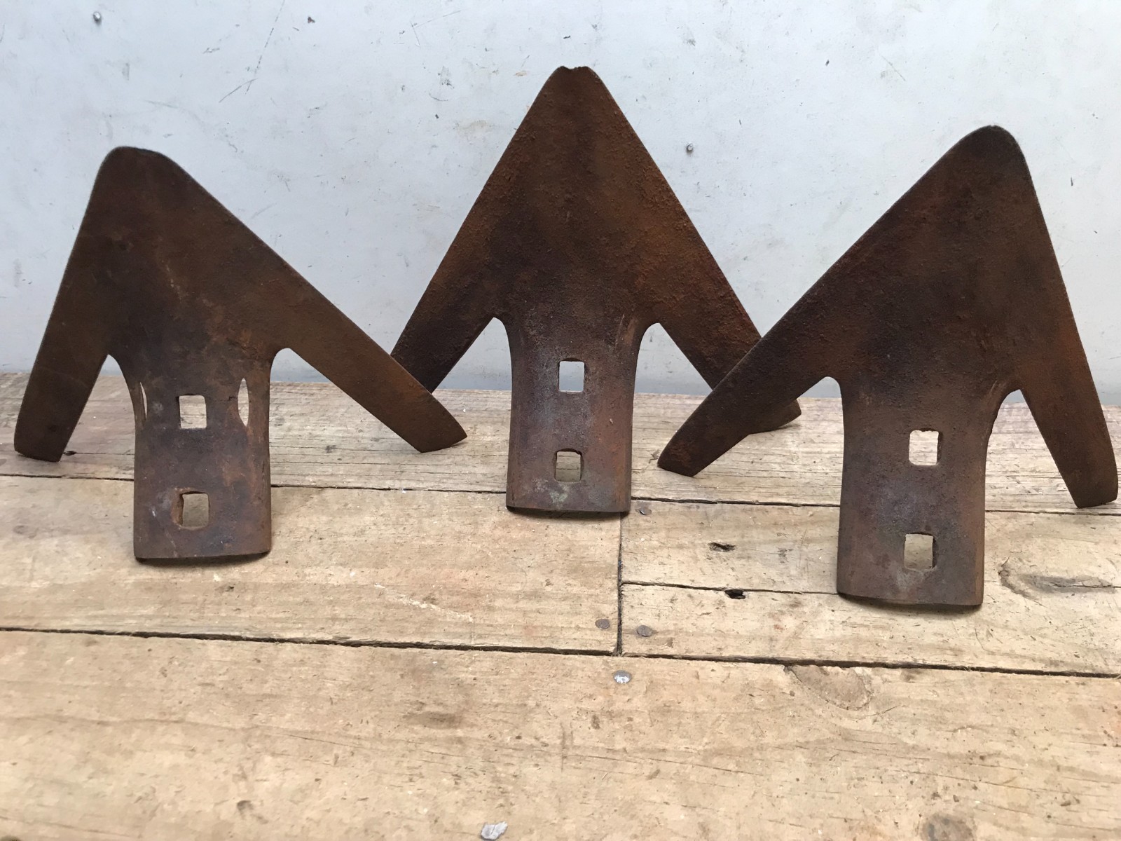 3 Vintage Rusty NICHOLS Cultivator Plow Head Point Sweep Arrow Wall Art USA