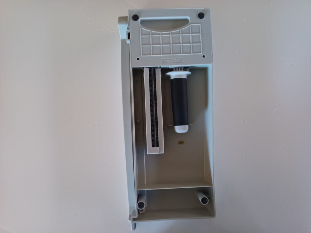 Tm Holtz Ionic paper cutter