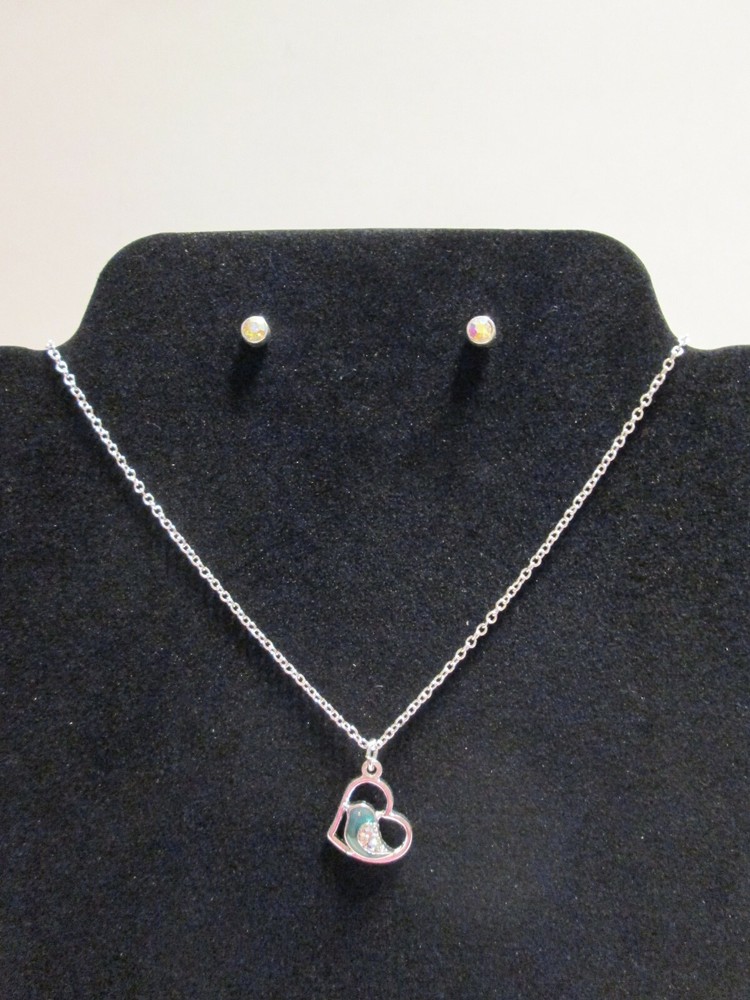 AVON SOARING LOVE NECKLACE AND EARRING GIFT SET