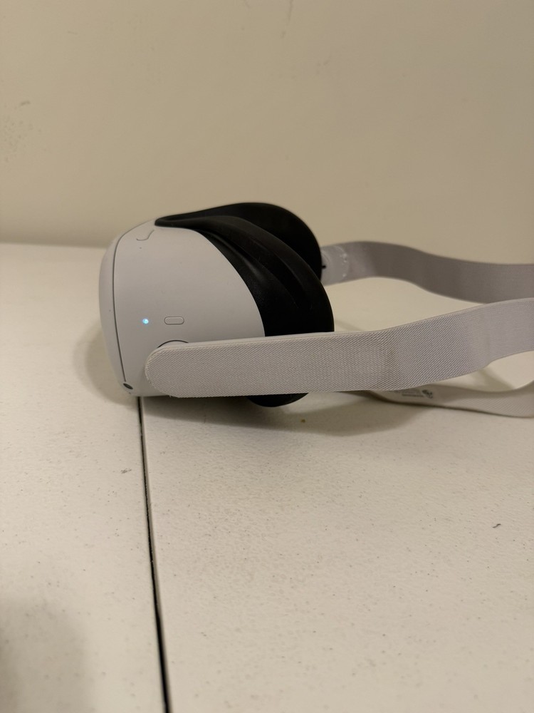 Oculus Quest 2 w 1 Controller Great Condition Works Great!!! Tear Under Leather