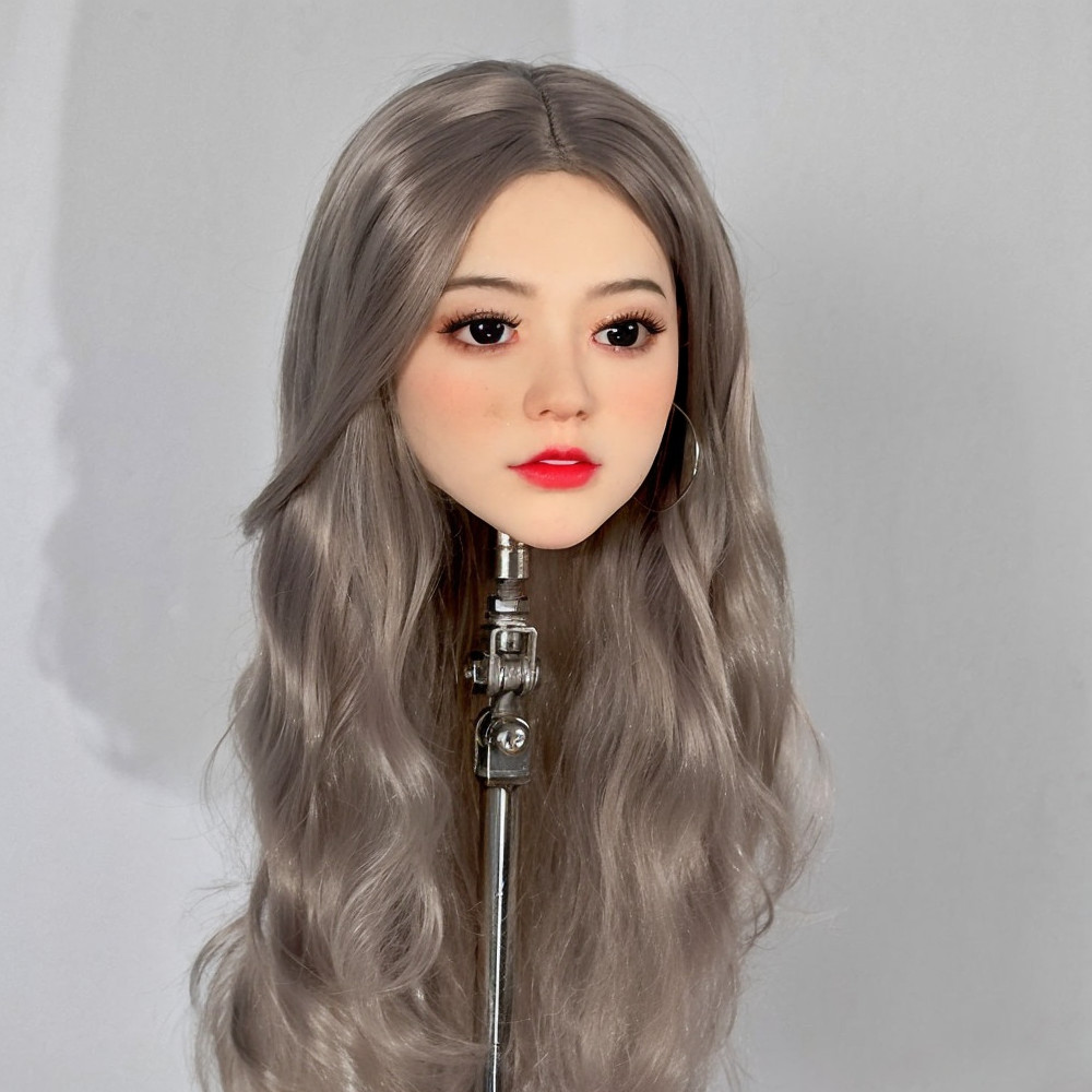 An open-mouthed TPE headmodel makeup and styling practice tool