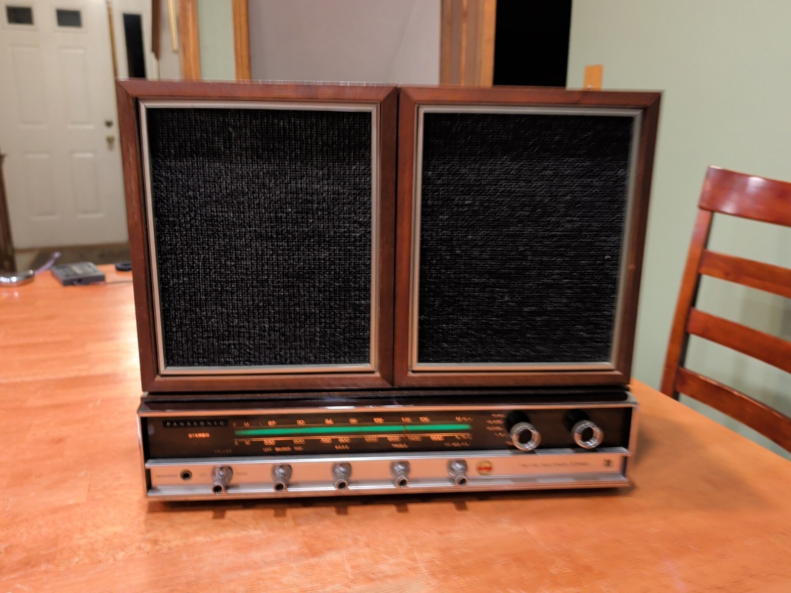 Near Mint Panasonic RE-7670 Stereo Receiver With Original Panasonic Speakers Set